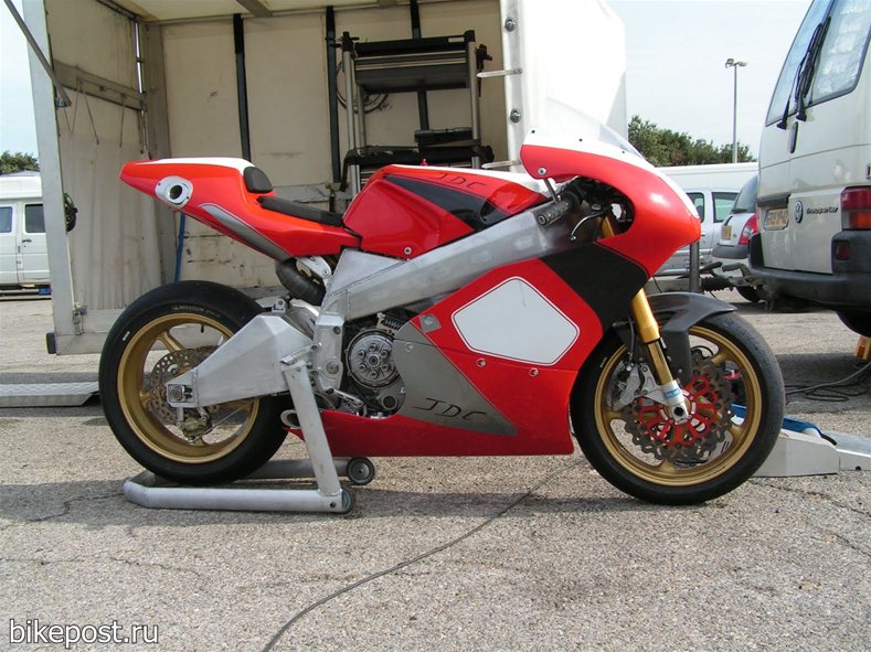 Спортбайк Ducati с алюминиевой рамой