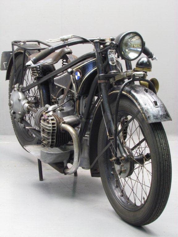 Старинный мотоцикл BMW R42 1927
